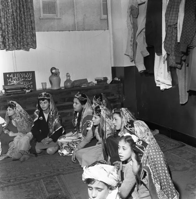 Framed Print : Children attend the Peel Street Mosque in Tiger Bay, Cardiff. 1st March 1954