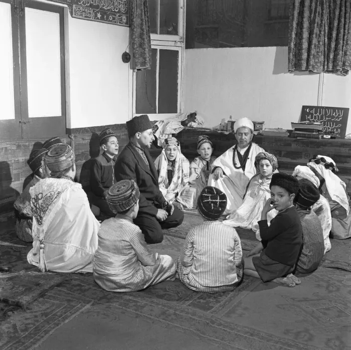 Framed Print : Children attend the Peel Street Mosque in Tiger Bay, Cardiff. 26th March 1954