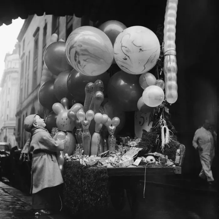 Framed Print : Children with balloons during Christmas shopping scenes in Regent Street, London Framed Print : Children with balloons during Christmas shopping scenes in Regent Street, London