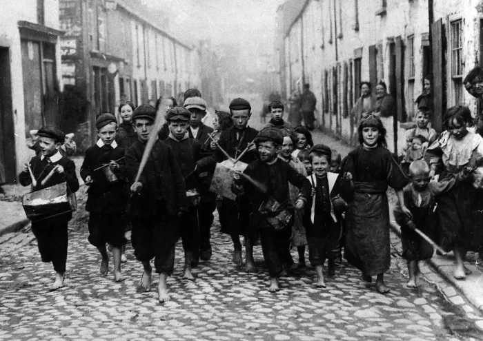 Framed Print : Children of Belfast Dockers who are on strike for better conditions Framed Print : Children of Belfast Dockers who are on strike for better conditions