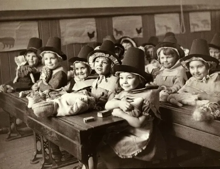 Framed Print : Children in this Cardiff school celebrate St Davids Day by wearing national dress Framed Print : Children in this Cardiff school celebrate St Davids Day by wearing national dress