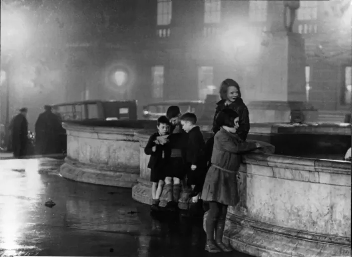 Framed Print : Children in Chamberlain Place, Birmingham, Midlands, England