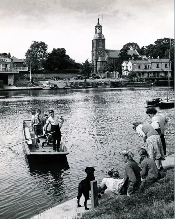 Framed Print : Children crossing the River Thames at Sunbury in a ferry across the River Thames Framed Print : Children crossing the River Thames at Sunbury in a ferry across the River Thames