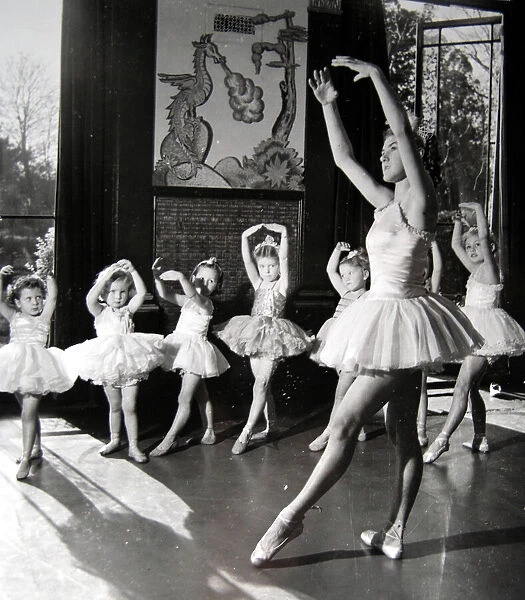 Children - Dancing - Ballet 07  /  12  /  1948 A©Daily Mirror hallmarkcardsusa