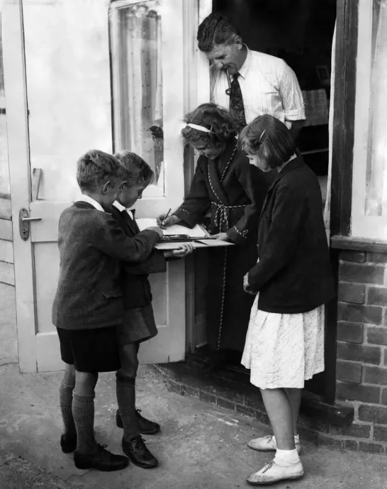 Framed Print : Children in a district of Wigston Magna (Leics), have drawn up their own petition to Framed Print : Children in a district of Wigston Magna (Leics), have drawn up their own petition to