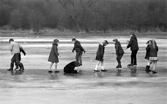 Framed Print : Children enjoy skating on the ice at Welchs Meadow, Leamington Framed Print : Children enjoy skating on the ice at Welchs Meadow, Leamington