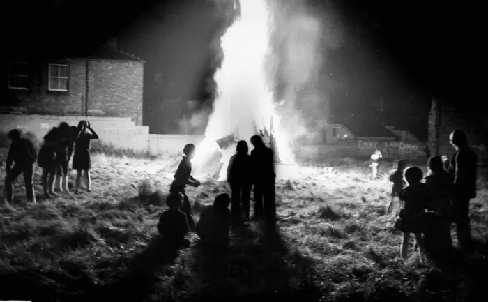 Framed Print : Children gather around a bonfire in Everton. 5th November 1975 Framed Print : Children gather around a bonfire in Everton. 5th November 1975