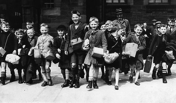 Children from Glasgow go off to the Government evacuation camp at Abington 1940