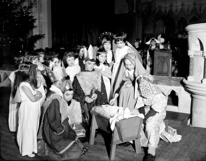 Framed Print : Children from Holy Trinity Church, Leamington, perform their version of the nativity Framed Print : Children from Holy Trinity Church, Leamington, perform their version of the nativity