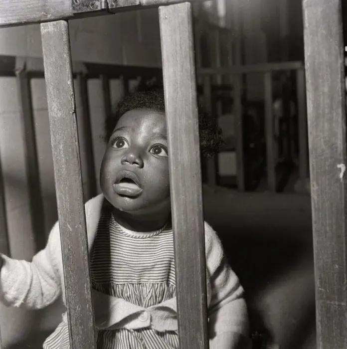 Framed Print : Children at the LCC day Nursery Coldharbour Lane South London. 1954