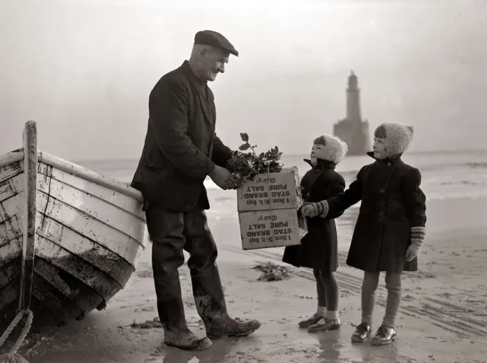 Framed Print : Children of the lighthouse keepers hand boatman Old Alick their fathers holly topped