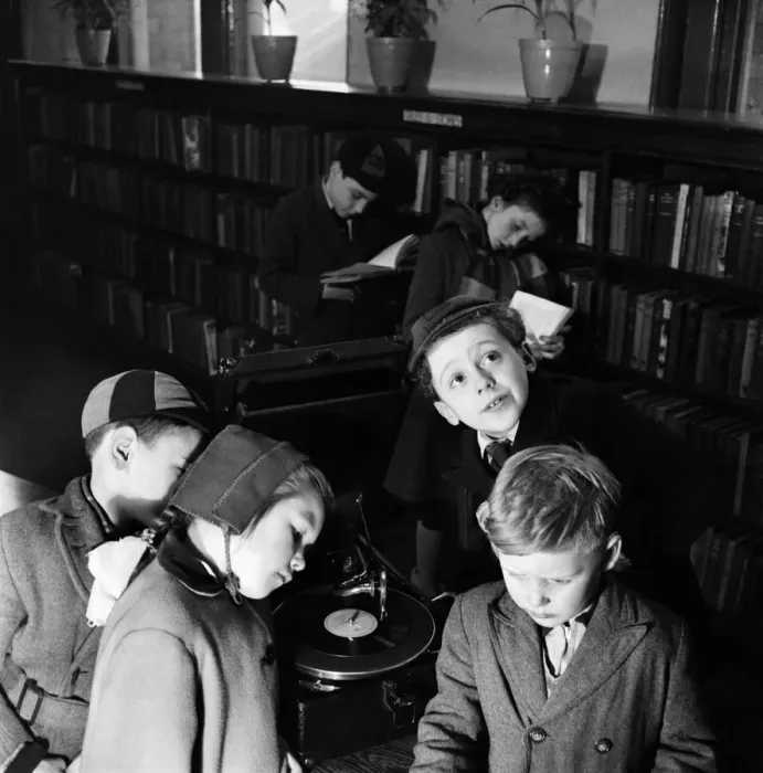 Framed Print : Children listerning to talking books at Bermondsey Library. January 1953 C6332 Framed Print : Children listerning to talking books at Bermondsey Library. January 1953 C6332
