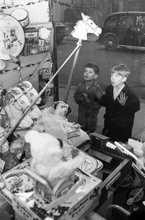 Framed Print : Children look longingly at toys into shop window at Christmas, 16th December 1960