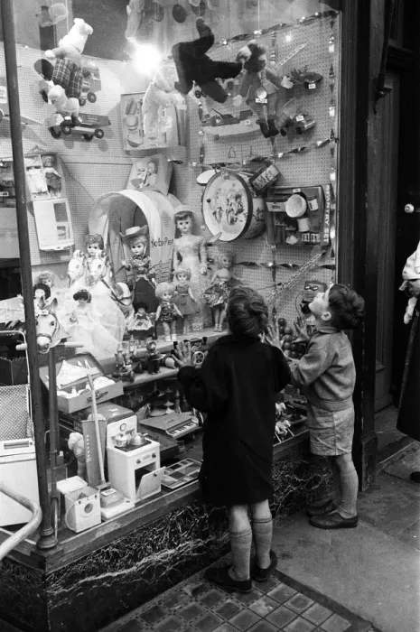 Framed Print : Children look longingly at toys into shop window at Christmas, 16th December 1960 Framed Print : Children look longingly at toys into shop window at Christmas, 16th December 1960