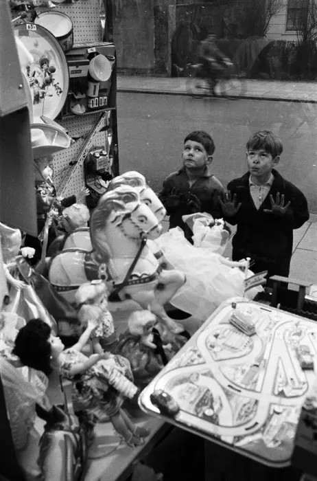 Framed Print : Children look longingly at toys into shop window at Christmas, 16th December 1960 Framed Print : Children look longingly at toys into shop window at Christmas, 16th December 1960