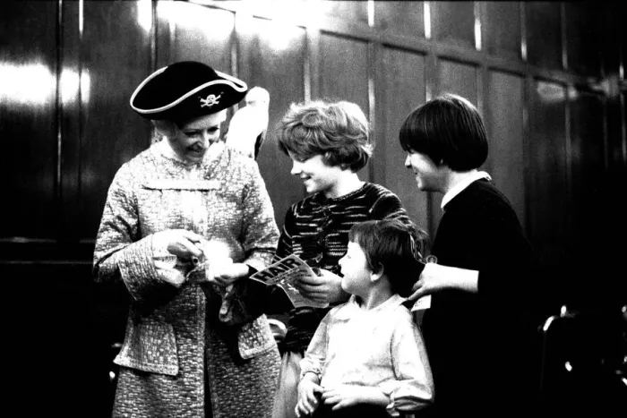 Framed Print : Children meeting the cast of the pantomime Treasure Island at the Theatre Royal