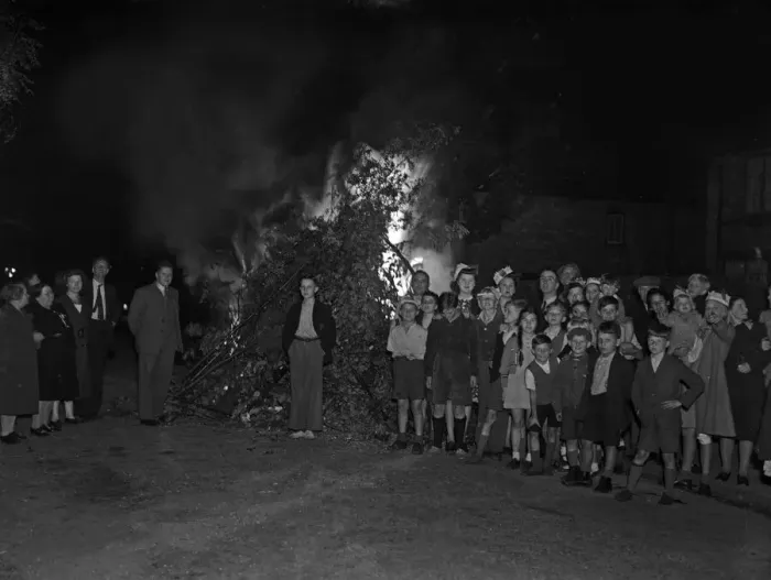 Framed Print : Children, Mums and Dad celebrate VJ Day by burning bonfires on the streets of Birmingham