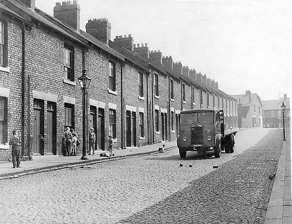 Children play by the roadside as a wagon rumbles down Salisbury Street, Newcastle