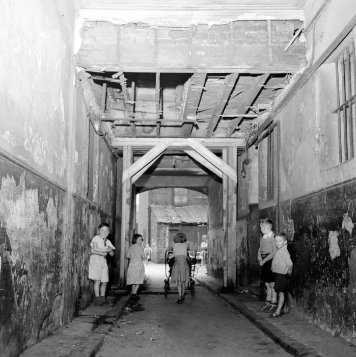 Framed Print : Children playing in the alley ways of the Tenement blocks in Govan, Glasgow