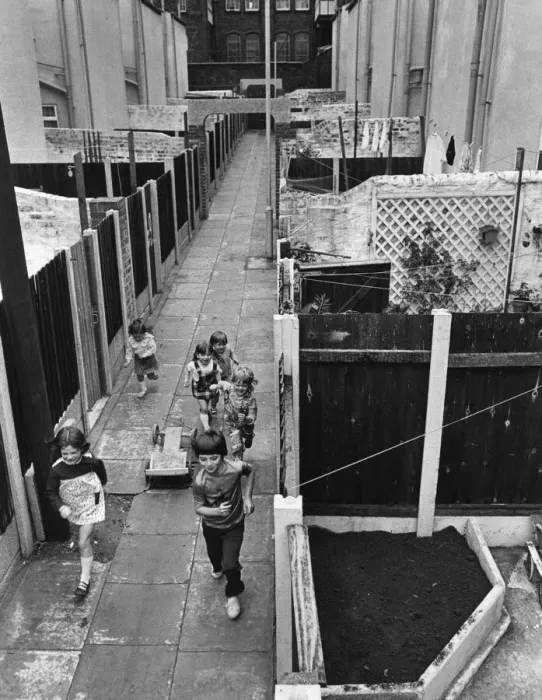 Framed Print : Children playing in alleyways of Liverpools Flower Streets, Kirkdale, Liverpool