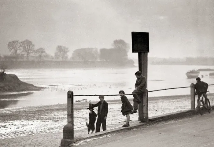 Framed Print : Children playing on the banks of the River Thames, Chiswick, London Framed Print : Children playing on the banks of the River Thames, Chiswick, London