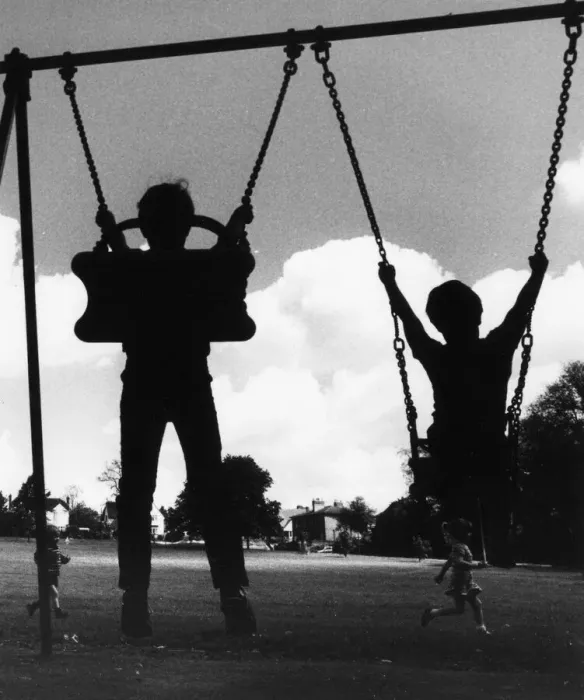 Framed Print : Children playing on The Common, Saffron Walden, Essex, 28th May 1985 Framed Print : Children playing on The Common, Saffron Walden, Essex, 28th May 1985