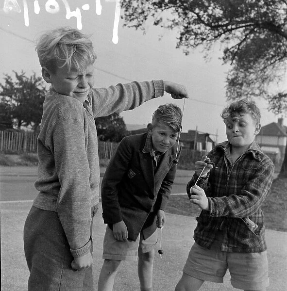 Children playing conkers 1955