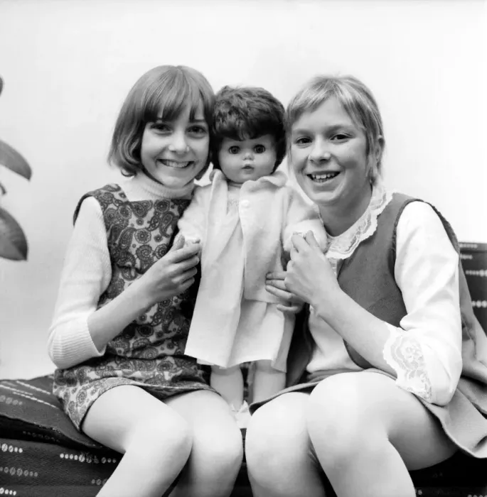 Framed Print : Children playing: Girls: Hilary wood (Left) and Melanie Smith (Both aged 12