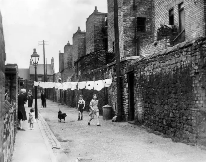 Framed Print : Children playing in the Scotswood area of Newcastle Framed Print : Children playing in the Scotswood area of Newcastle