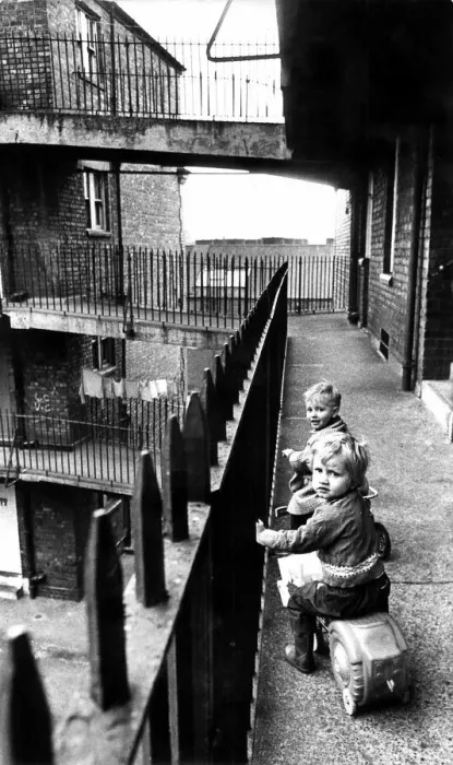 Framed Print : Children playing in the Scotswood area of Newcastle