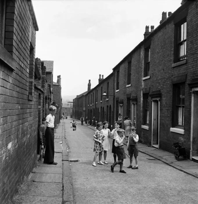 Framed Print : Children playing in the streets of Oldham. July 1952 C3299-002