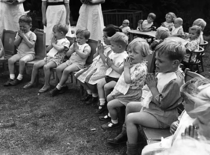 Framed Print : Children saying prayers before dinner time at a nursery in England during the war Framed Print : Children saying prayers before dinner time at a nursery in England during the war