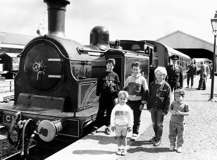 Framed Print : Children stand next to the Caledonian loco No 419 Steam Train owned by the Scottish Framed Print : Children stand next to the Caledonian loco No 419 Steam Train owned by the Scottish