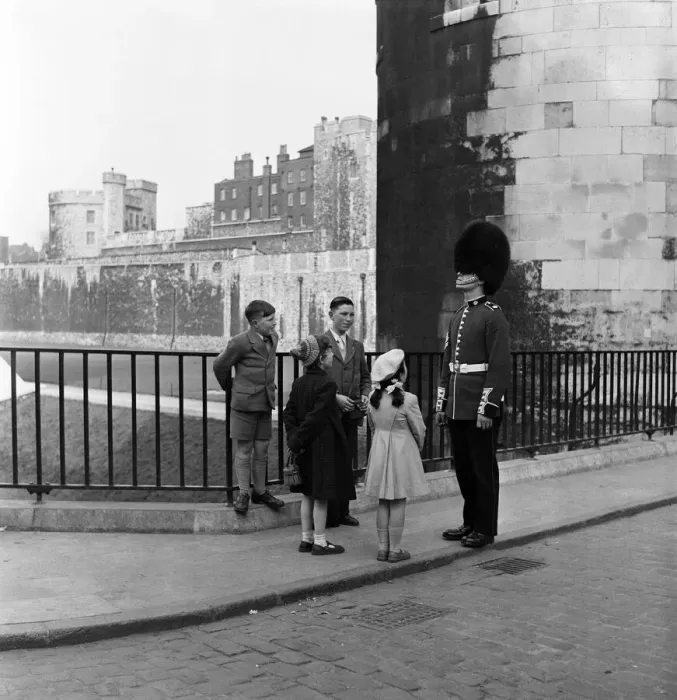 Framed Print : Children at the Tower of London, London. 25th April 1955 Framed Print : Children at the Tower of London, London. 25th April 1955