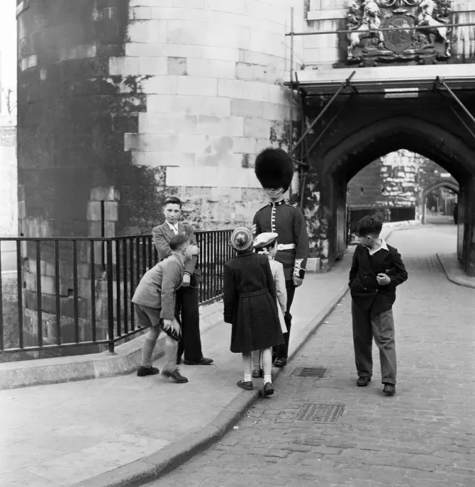 Framed Print : Children at the Tower of London, London. 25th April 1955 Framed Print : Children at the Tower of London, London. 25th April 1955