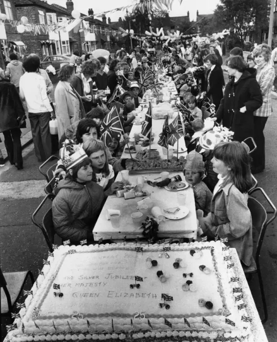 Framed Print : Children tuck in at a Silver Jubilee street party in Maidstone Avenue, Chorlton Framed Print : Children tuck in at a Silver Jubilee street party in Maidstone Avenue, Chorlton