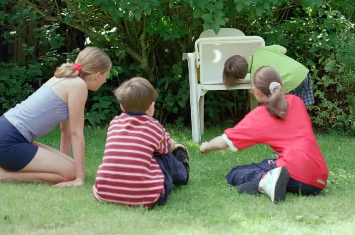 Framed Print : Children watching the solar eclipse indirectly at Hightown. 11th August 1999