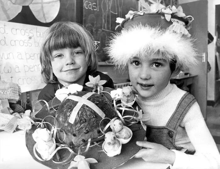 Framed Print : Children from Whitehouse Infant School in North Shields with their Easter bonnets in 1975 Framed Print : Children from Whitehouse Infant School in North Shields with their Easter bonnets in 1975