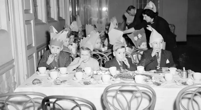 Framed Print : Children at the yearly Daily Mirror Christmas Childrens Party tuck into their food