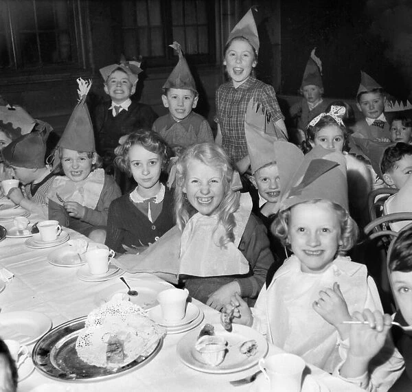 Childrens Christmas Party. December 1952 C6342
