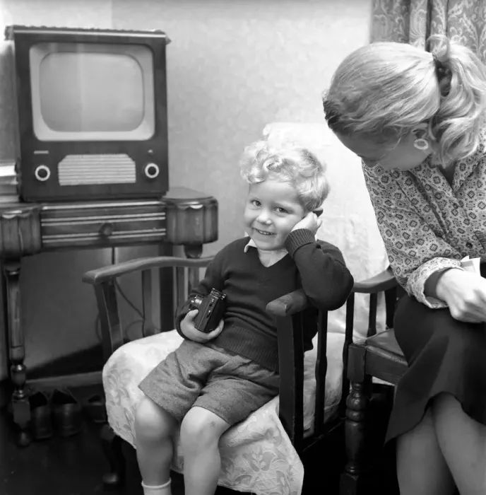 Framed Print : Childrens Expressions: A bashful Kenneth Knowles of Manchester seen here at home Framed Print : Childrens Expressions: A bashful Kenneth Knowles of Manchester seen here at home