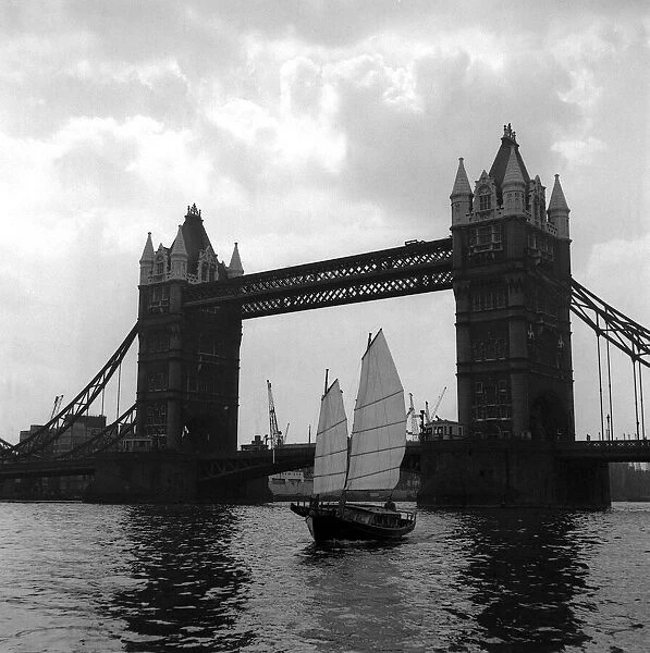 Chinese Junk Sea Parrott June 1961 sailing uder Tower Bridge into the Pool of