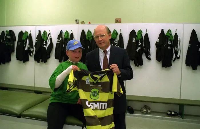 Framed Print : Chris Cavan age 9 burns boy with Fergus McCann at Celtic Park holding football strip top