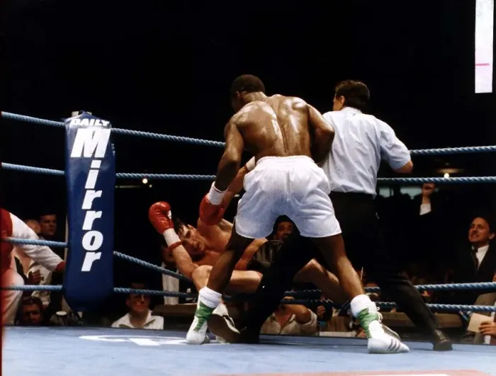 Framed Print : Chris Eubank finishes off Gary Stretch Framed Print : Chris Eubank finishes off Gary Stretch