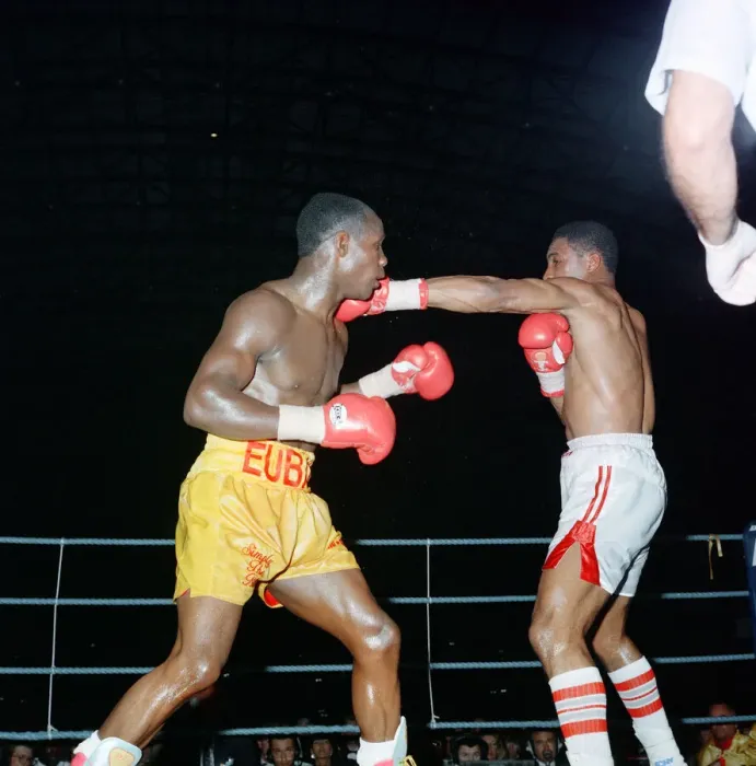 Framed Print : Chris Eubank vs Michael Watson for the WBO middleweight title at Earls Court Exhibition Framed Print : Chris Eubank vs Michael Watson for the WBO middleweight title at Earls Court Exhibition