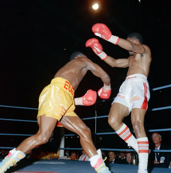 Framed Print : Chris Eubank vs Michael Watson for the WBO middleweight title at Earls Court Exhibition Framed Print : Chris Eubank vs Michael Watson for the WBO middleweight title at Earls Court Exhibition