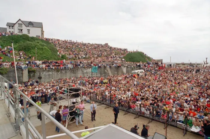 Framed Print : Chris Evans, DJ on Radio One, presents the Radio One Roadshow from Tenby in South Wales