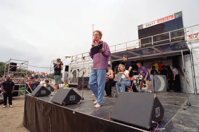 Framed Print : Chris Evans, DJ on Radio One, presents the Radio One Roadshow from Tenby in South Wales