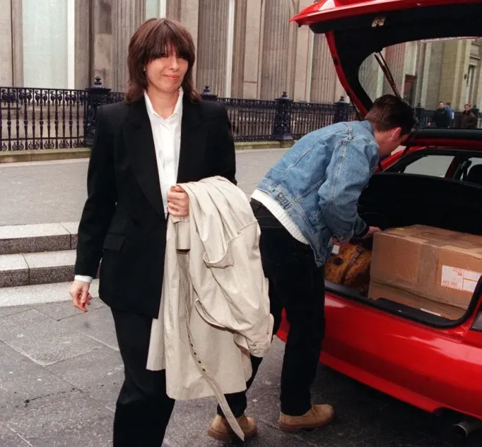 Framed Print : Chrissie Hynde arriving to film a programme for Channel 4 in Glasgow Framed Print : Chrissie Hynde arriving to film a programme for Channel 4 in Glasgow