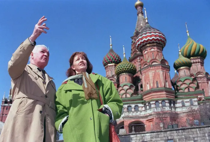 Framed Print : CHRISTINE KEELER IN MOSCOW WITH EUGENE IVANOV - APRIL 1993. CODE: 374145